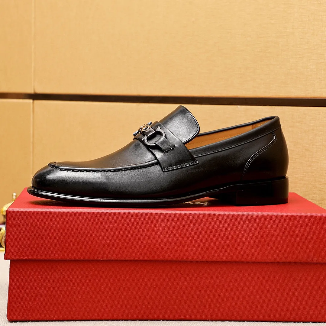 Men's shoes 💰462 💐 Product trademark: Ferragamo "Ferragamo" casual leather shoes Regular size: 38-44 (45.46.47🉑️Customized) Product materials: Selected imported calfskin upper + classic hardware buckle, imported water-dyed cow leather lining. Strong three-dimensional visual effect, original outsole color: 1⃣️color optional